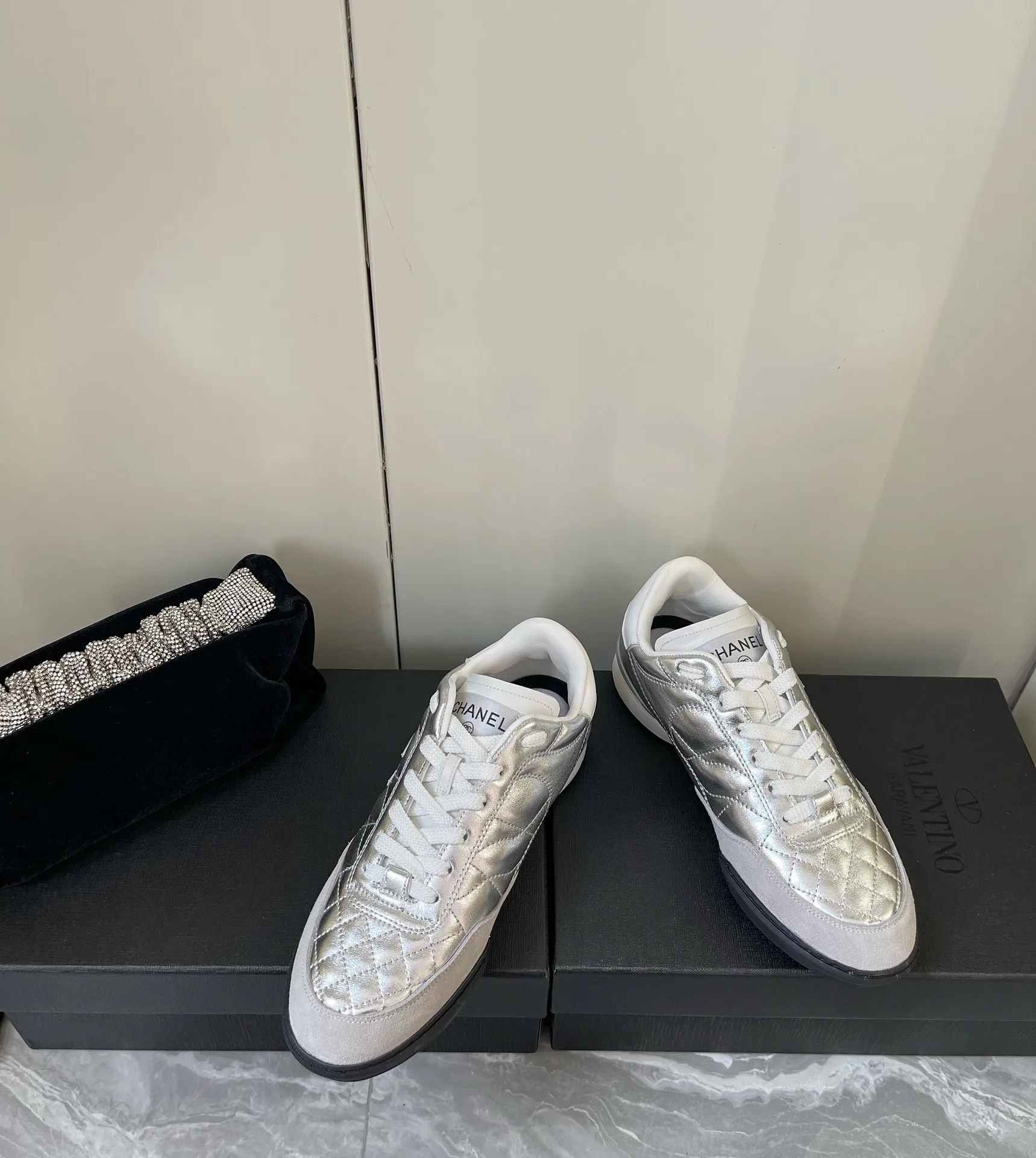 👟👟Ex-factory price 520👟👟 𝐂𝐇𝐀𝐍𝐄𝐋 Chanel's latest rhombus sports sneakers, new color white shoes ✔️ Full cowhide leather surface. The new color matching fabric adds many elements to make it look very exquisite. It will make your legs look longer when you put it on. Authentic counter replica. The upper foot can be said to be really super good! Size: 35-40 original packaging